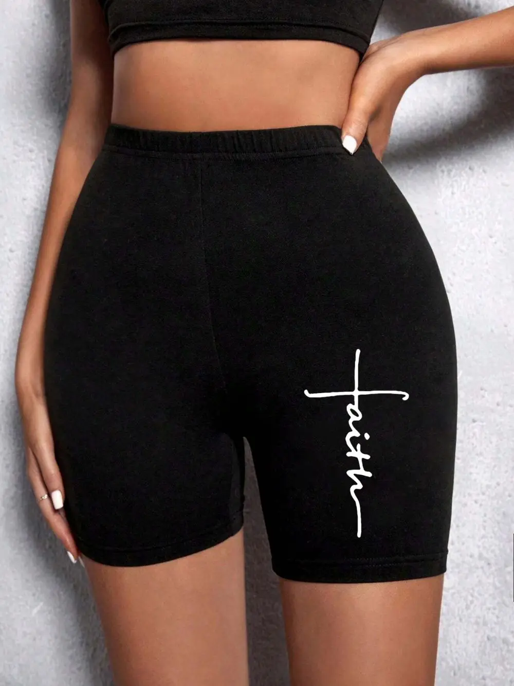 Shorts esportivos de linha branca simples feminino, estampa gráfica com letras, apertado, elástico alto, confortável, macio, roupas femininas finas, tendência