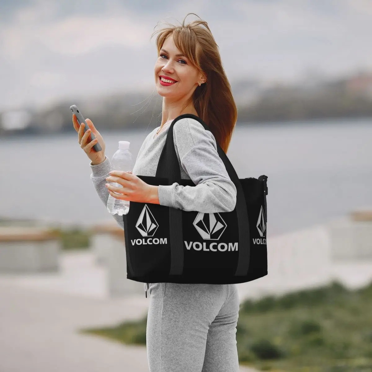 กระเป๋าโท้ตโลโก้ Volcoms แบบกําหนดเองสําหรับผู้หญิงกระเป๋าเดินทางชายหาดยิมความจุขนาดใหญ่