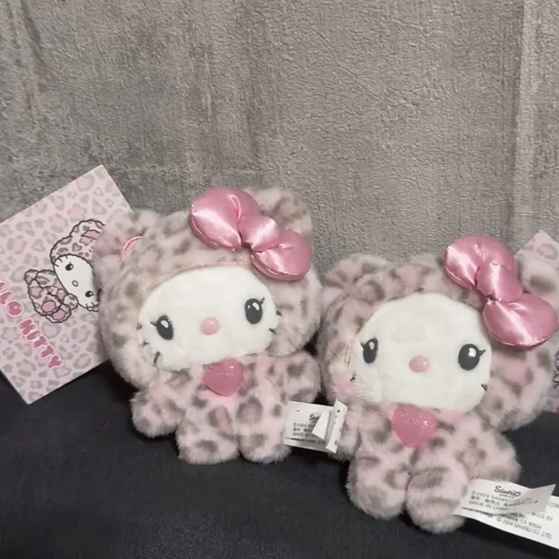 Hello Kitty เสือดาวพิมพ์ตุ๊กตา Plush กระเป๋าเป้สะพายหลังการ์ตูนจี้ตกแต่งน่ารักชุดตกแต่งพวงกุญแจของเล่นเด็กของขวัญวันเกิด