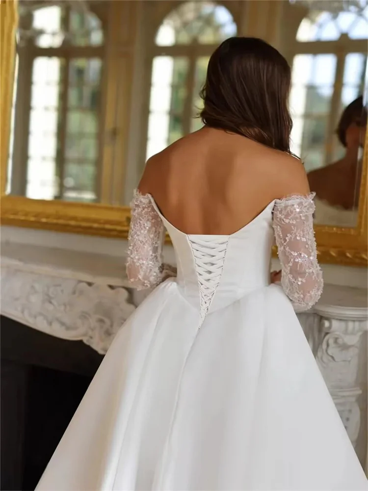 Abito da sposa a trapezio in raso con maniche lunghe con spalle scoperte personalizzato Abito da sposa elegante con spacco laterale lungo fino al pavimento con lacci sul retro per la sposa
