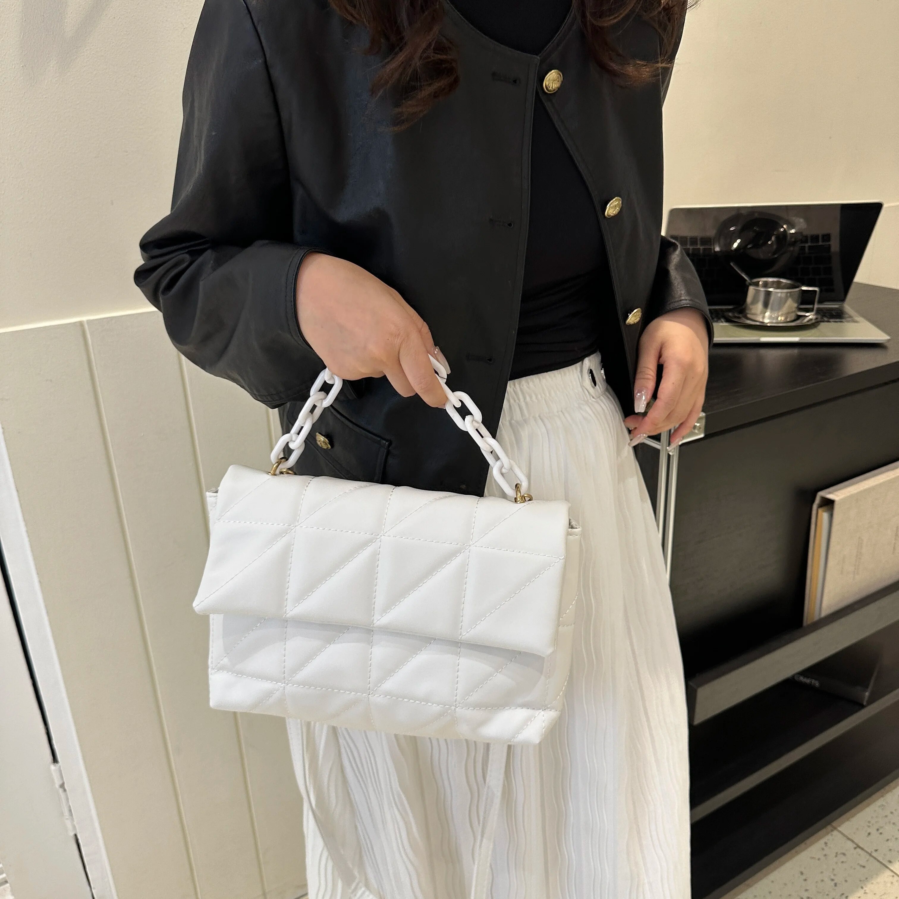 レディースシングルショルダークロスボディハンドバッグ、レディース装飾ハンドハンドバッグ、ファッショナブルでトレンディ、2023