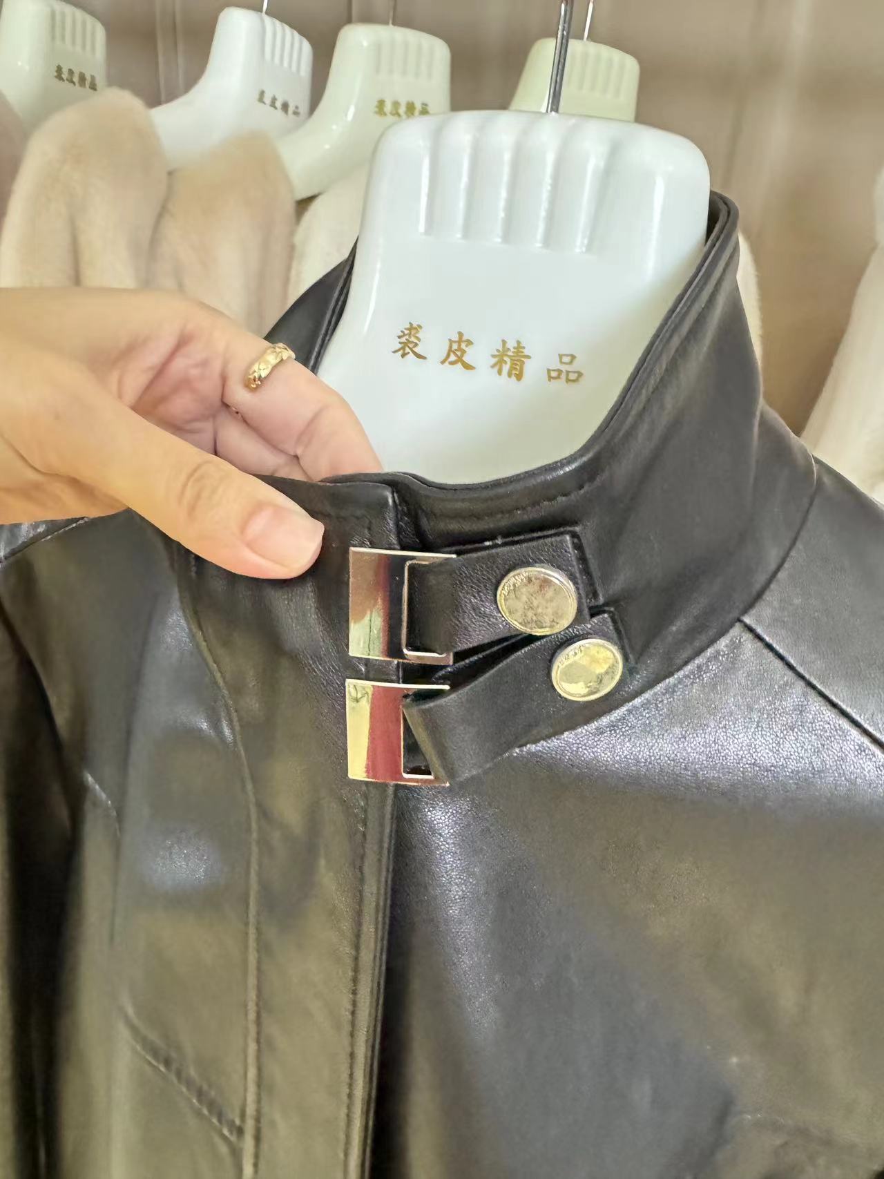 เสื้อโค้ทขนสัตว์หนังธรรมชาติสำหรับผู้หญิงเสื้อคลุมสั้นหนังแกะแท้สำหรับ2024ใหม่