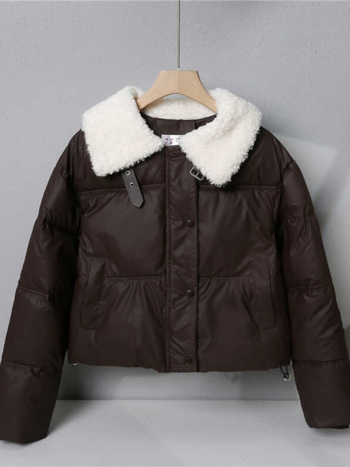 クールなショートコットンジャケット女性の冬のファッショナブルなラムファー襟ダウン充填PUレザーコートストレート英国スタイルボタンジッパーポケット