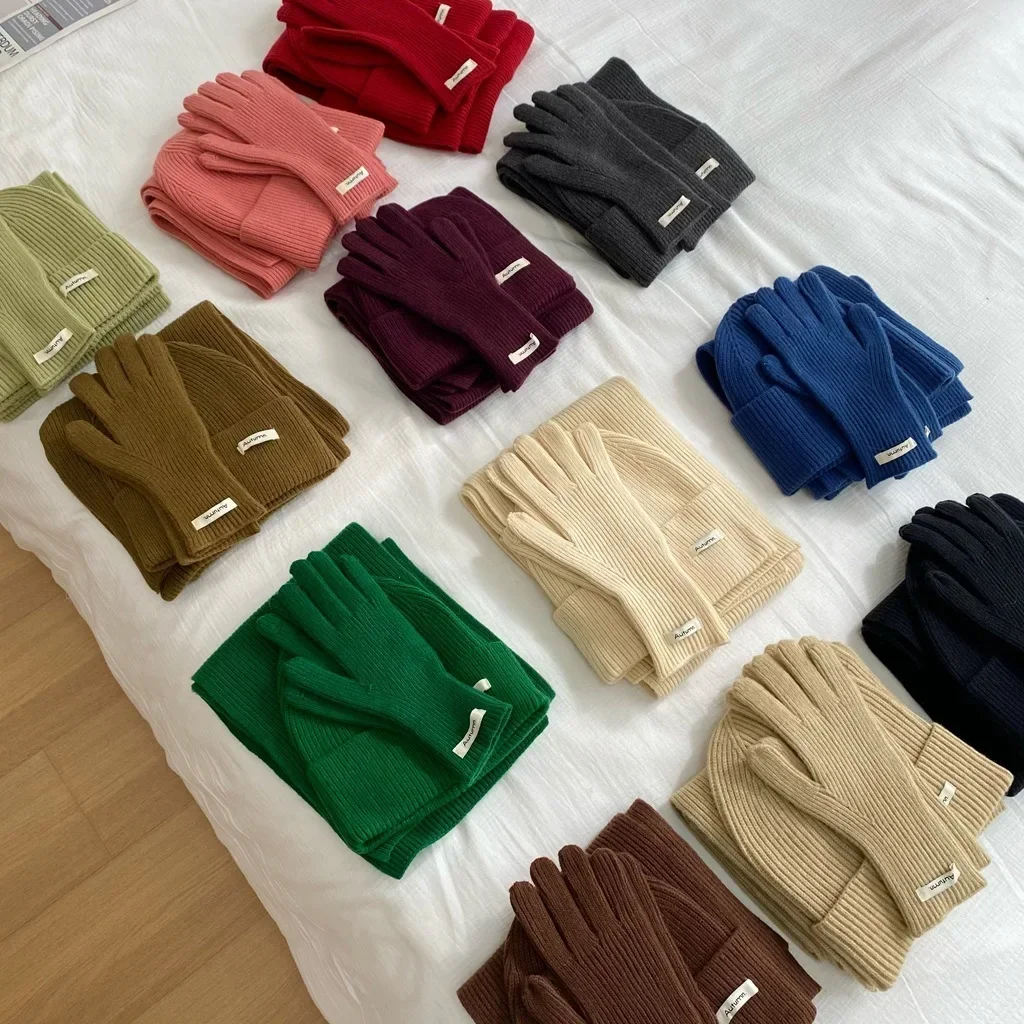 Sólido cálido Otoño Invierno 2025 gorro tejido para mujer conjunto de guantes y bufanda moda verde azul rojo encantador 3 uds conjuntos de sombrero y guantes para mujer