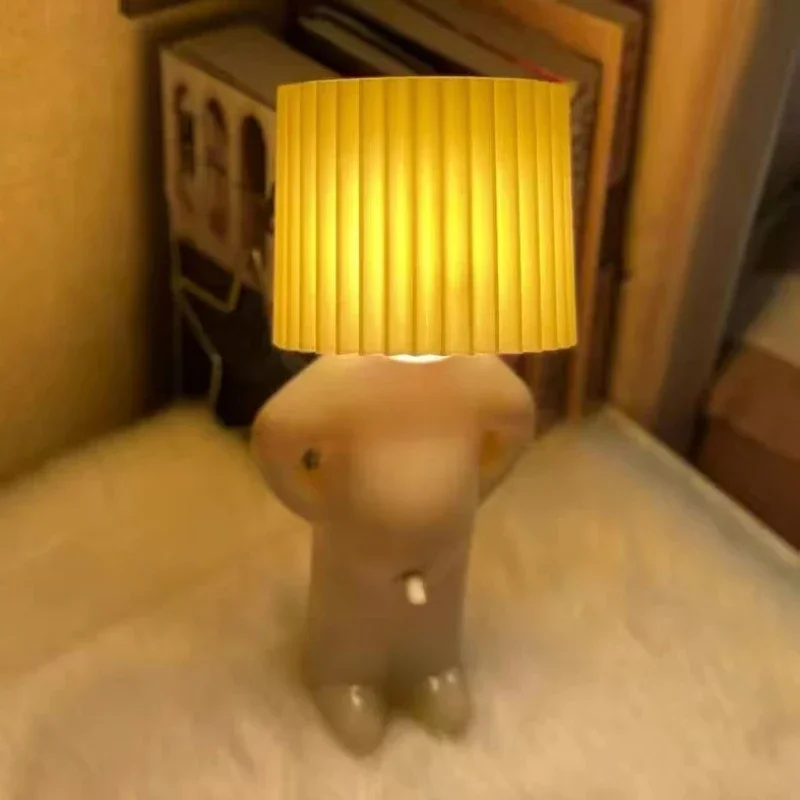 Candeeiro de mesa criativo claeted menino impertinente único led plissados iluminação leitura quarto cabeceira luz da noite lâmpada presente das crianças