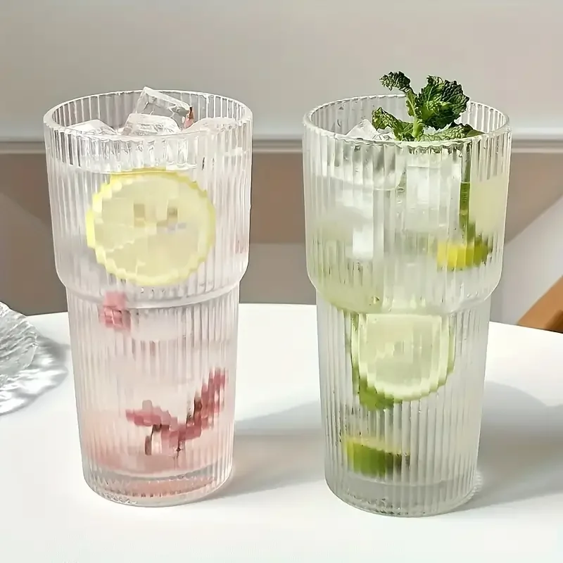 1/2 Stück 600 ml Streifen-Glasbecher mit Deckel und Strohhalm, transparente Trinkgläser für Saft, Wasser und Eiskaffeetassen, Trinkgeschirr