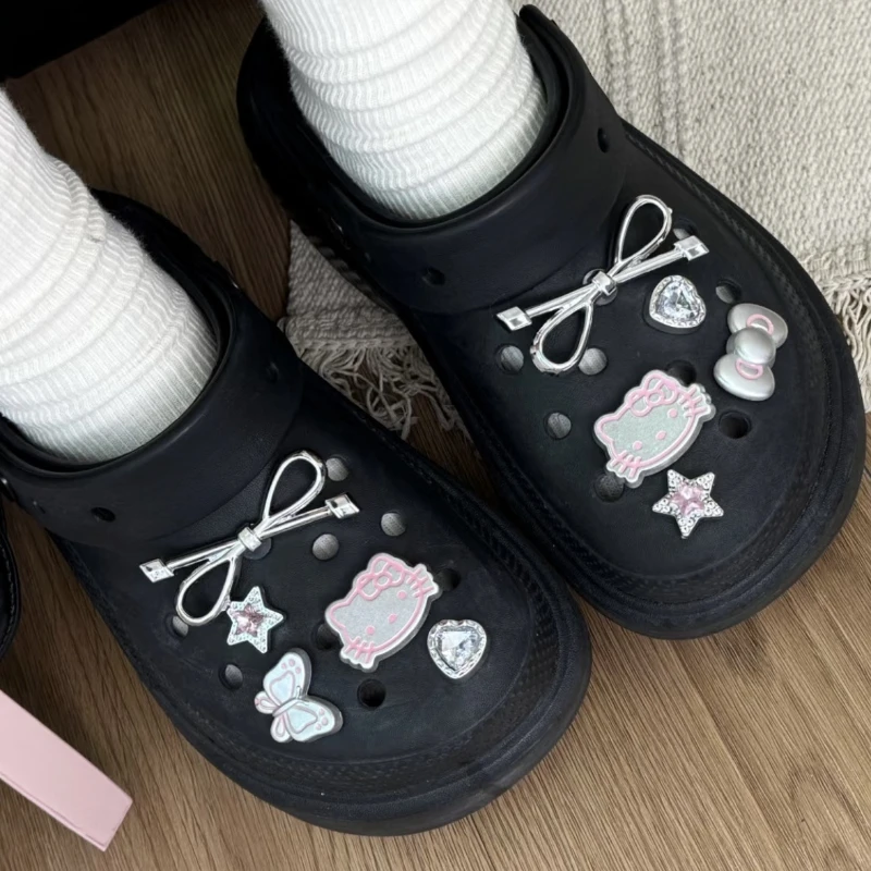 MINISO สีเงิน Hello Kitty ชุดผู้หญิงรองเท้า Charms DIY รองเท้าหัวเข็มขัดที่ถอดออกได้ Garden รองเท้าอุปกรณ์เสริมเทศกาลของขวัญ