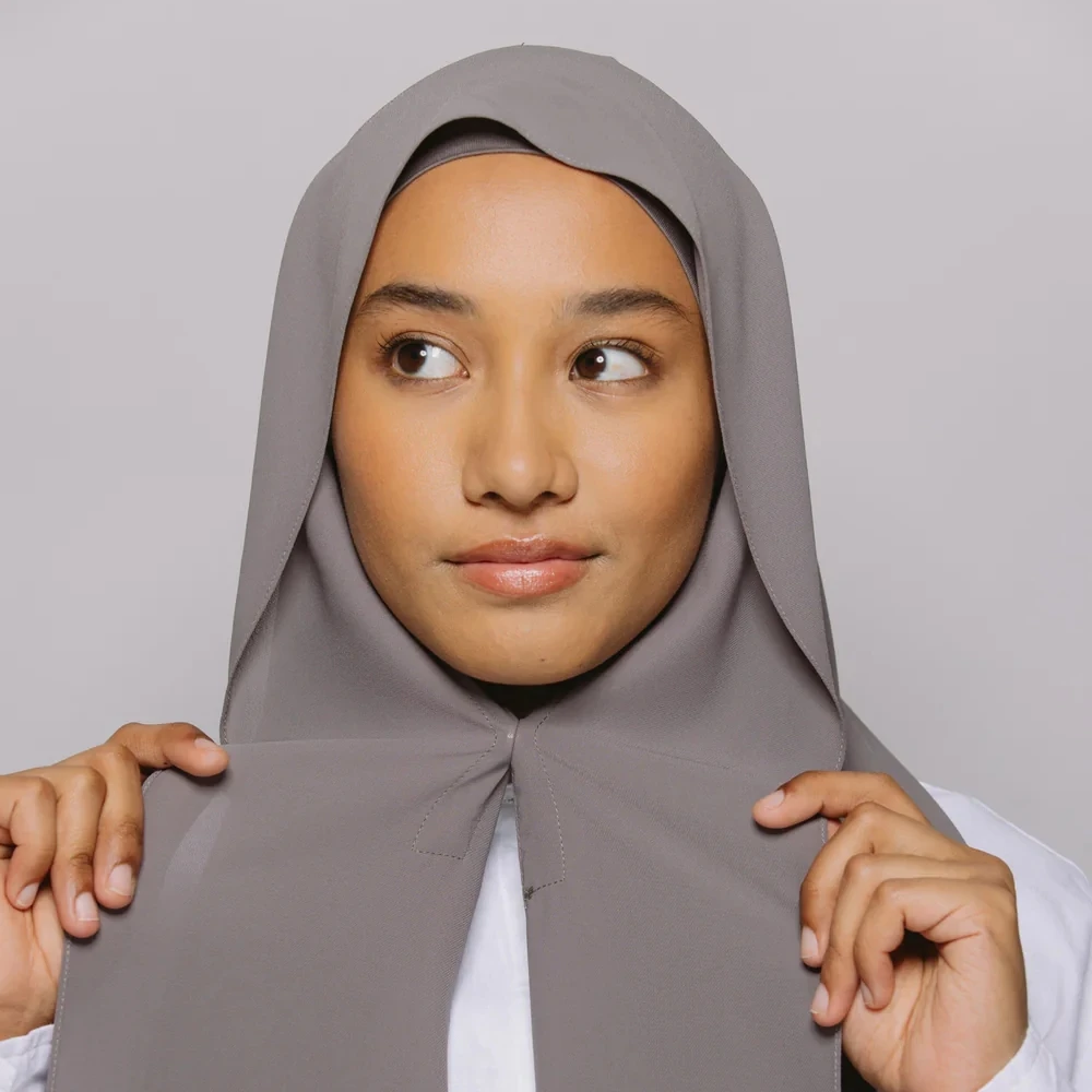 Gorąca sprzedaż Premium Instant Chiffon Hijab z wbudowanymi magnesami w jednolitym kolorze Łatwy w noszeniu szalik z podszewką dla muzułmanek