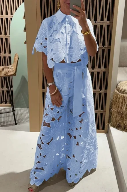Frauen 2 Stücke Spitze Outfit Stickerei Retro Hohl Temperament Anzug 2025 Elegante Taste Kurzarm Bluse Tops & Tie-up Hosen Set