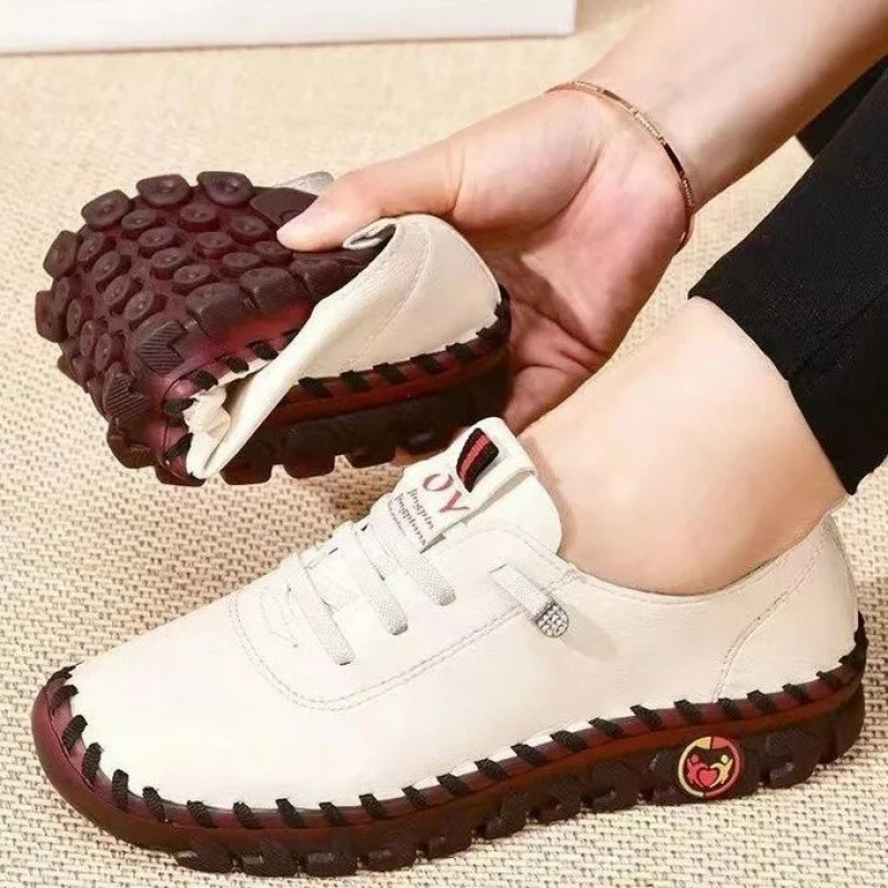 2025 Primavera e autunno Scarpe singole cucite a mano Scarpe da donna di grandi dimensioni Scarpe da mamma di mezza età Scarpe bianche Scarpe casual piatte