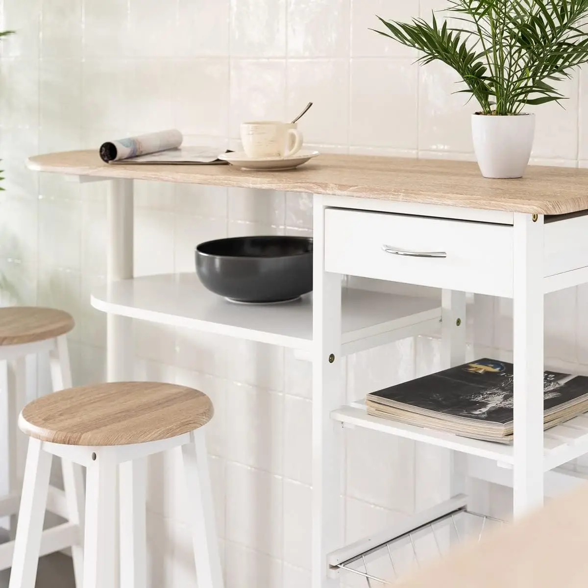 Conjunto de Mesa Alta y 2 taburetes con 1 cajón, 2 estantes, Cesta extraíble y botellero para Cocina de Madera Blanco y Natural