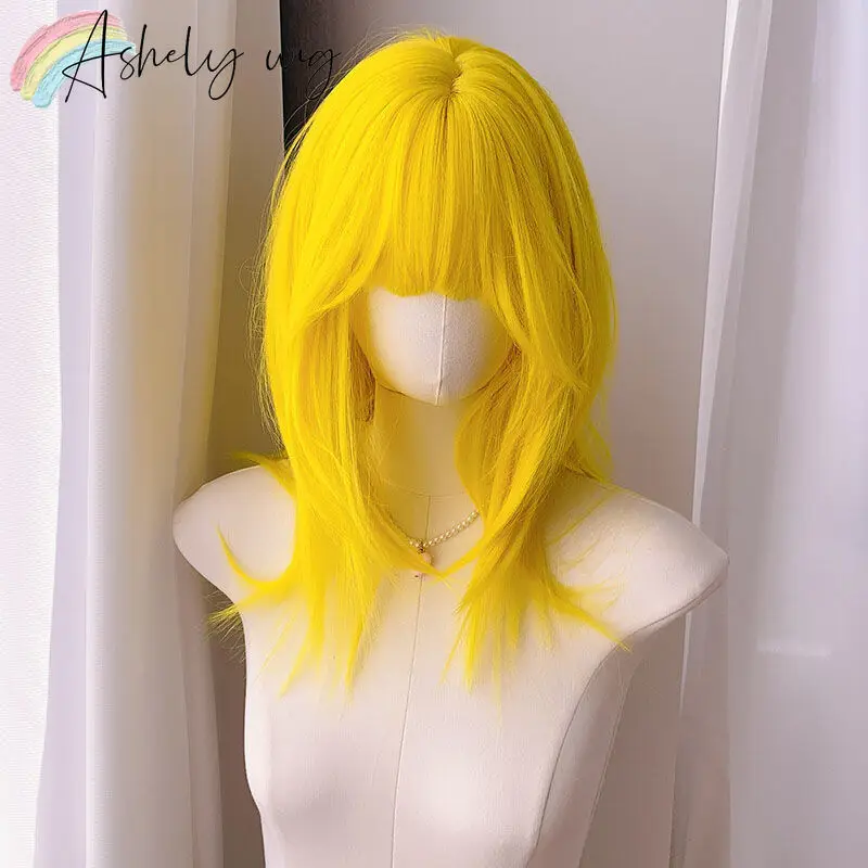 Peruca amarela para mulheres peruca cosplay com franja cabelo de comprimento médio com camadas fibras de alta temperatura perucas sintéticas halloween