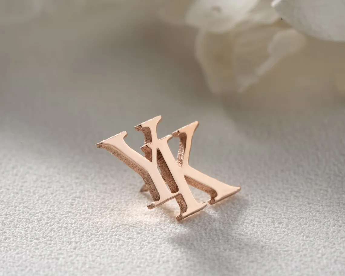 ส่วนบุคคลอักษรแจ็คเก็ตLapel Pinตัวอักษรที่ไม่ซ้ํากันผู้ชายสแตนเลสป้ายโลโก้ที่กําหนดเองเข็มกลัดงานแต่งงานที่ดีที่สุดManเครื่องประดับ