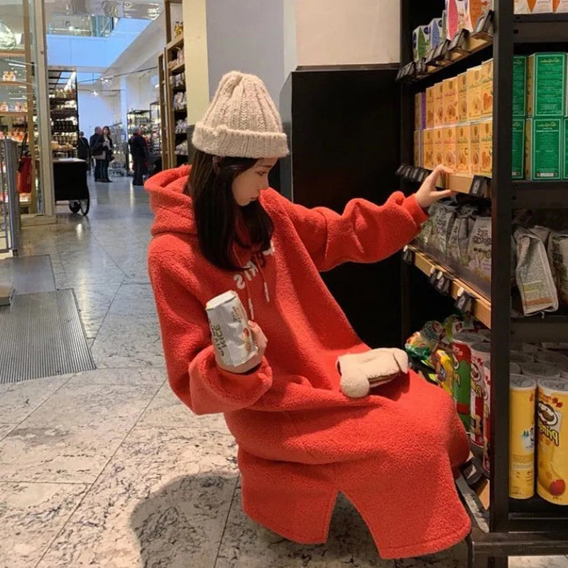 Vestido de maternidade coreano solto espessado para mulheres grávidas, imitação de pele, joelho comprido de uma peça, suéter de lã de cordeiro com capuz, quente, novo