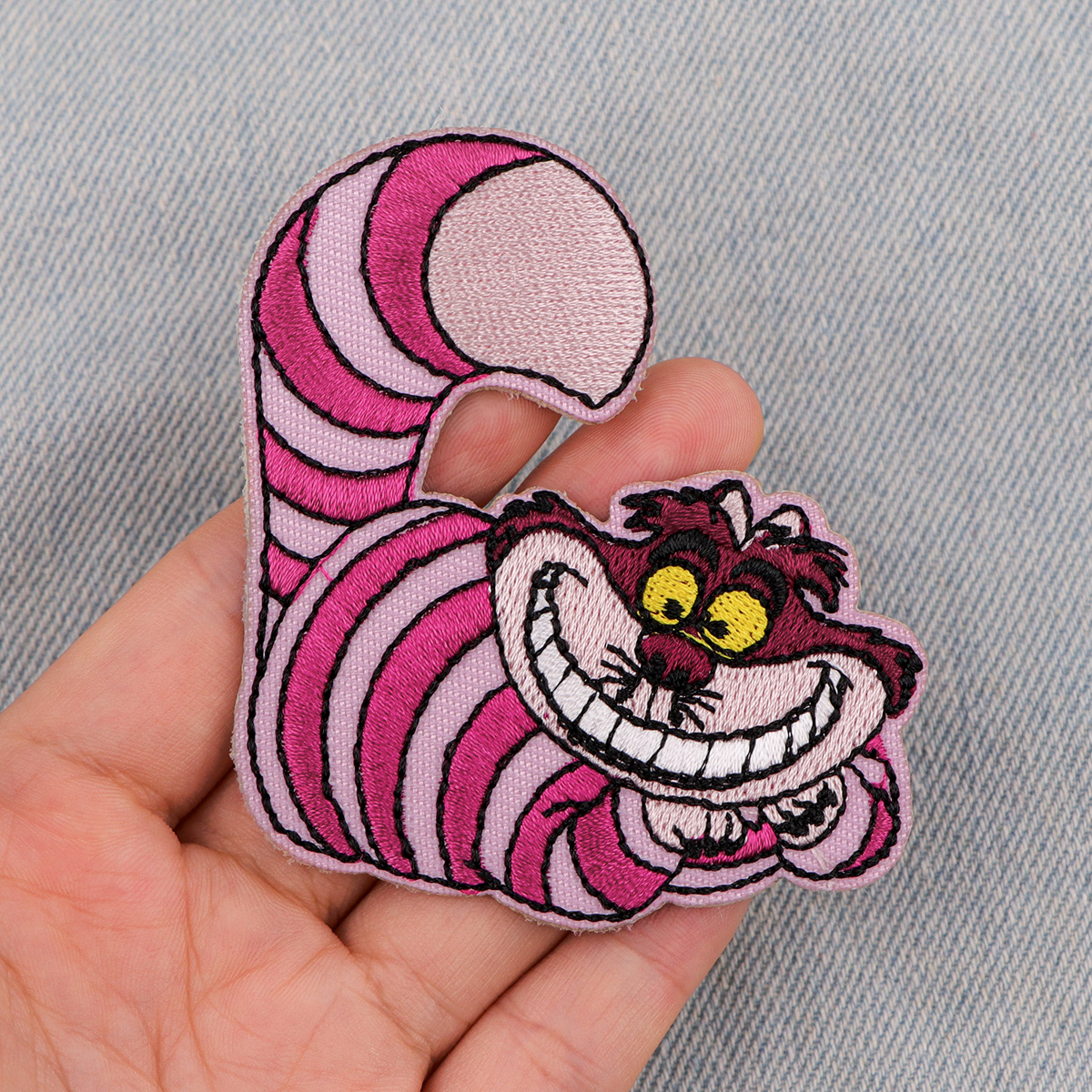 Clássico Cartoon Movie Patches bordados para Vestuário, Emblema DIY, Adesivo, Gato Estranho Roxo, Patche na Roupa, Adesivo Apliques
