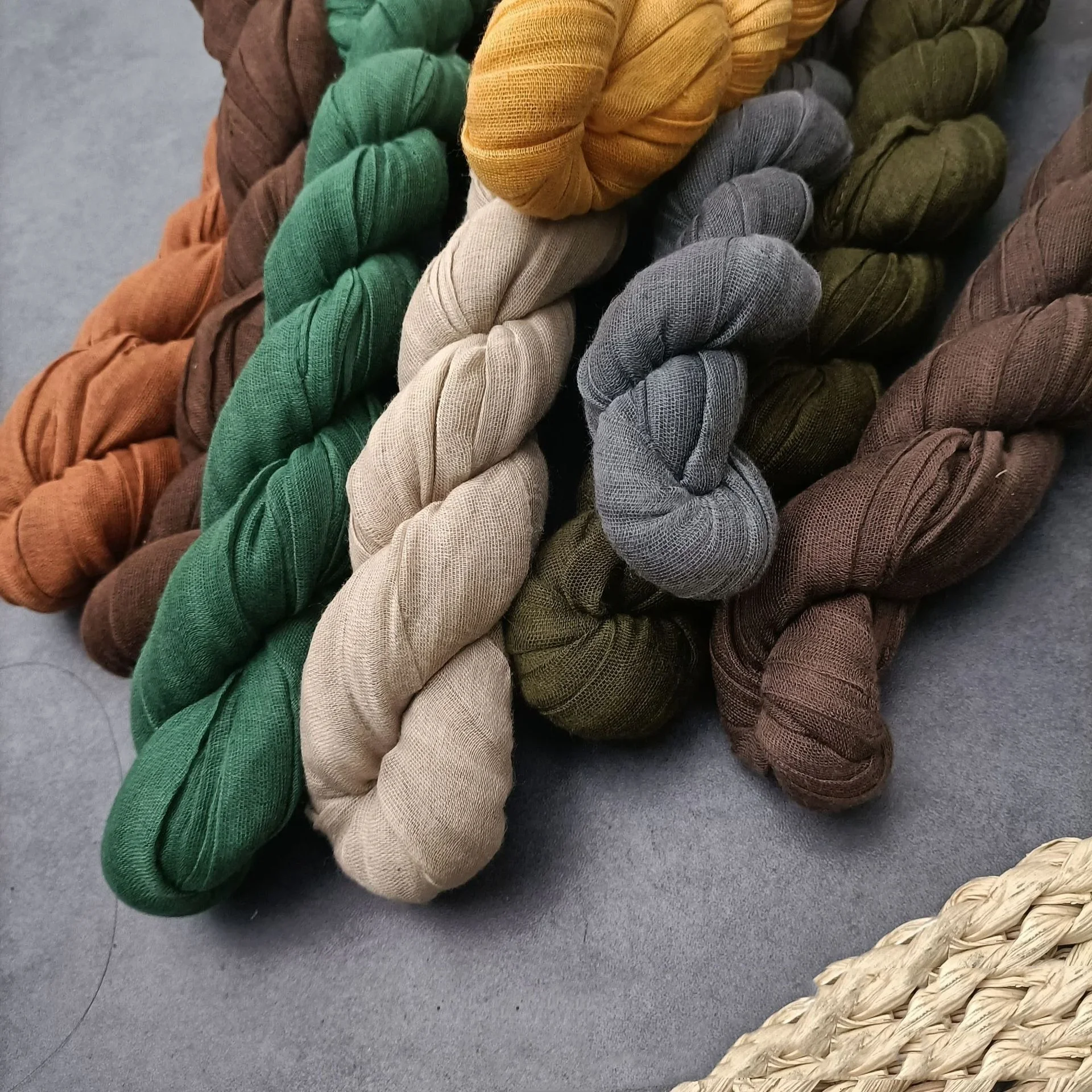 Bufanda de lino y algodón de Color liso Retro Otoño Invierno nuevo chal plisado verde Retro fino de tira larga seda cálida para hombres y mujeres