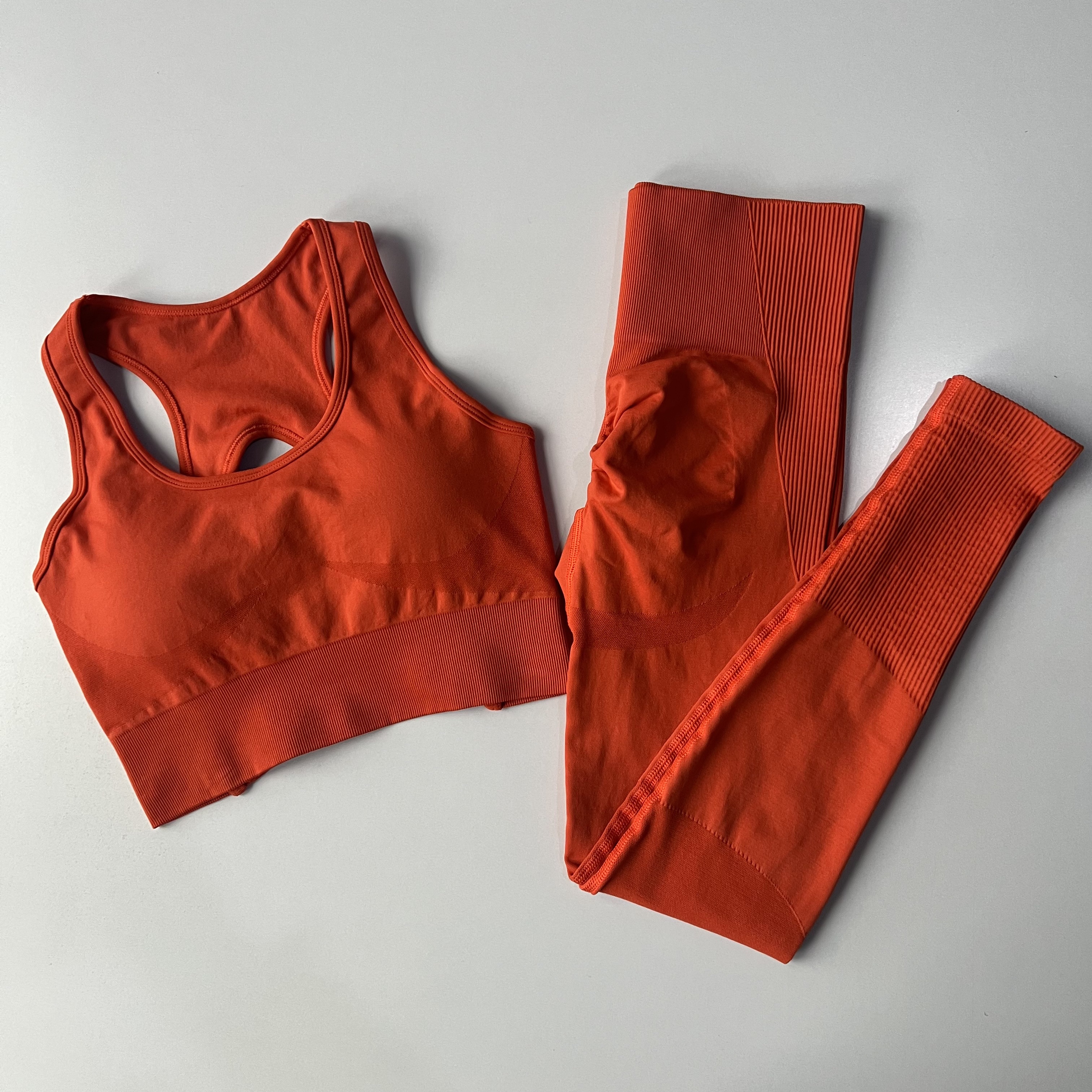 Set di tute da yoga ad asciugatura rapida per sollevamento del sedere color pesca Pantaloni da fitness Leggings a vita alta con reggiseni sportivi Set fitness per sollevamento del sedere color pesca
