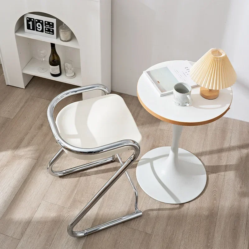 Silla de comedor nórdica, taburete Simple y creativo de color rojo, silla de Bar y salón, taburete Ins de hierro