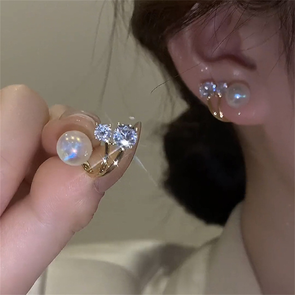 Orecchini di perle coreane con strass di cristallo lucido per gioielli da donna con orecchini a bottone a forma di cuore con fiore micro pavimentato artigianale