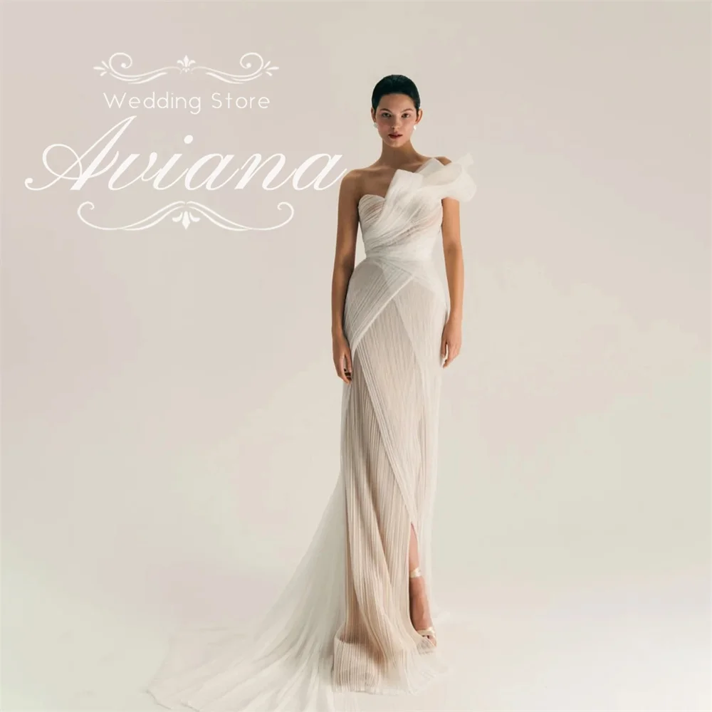 Abito da sposa a sirena con sovrapposizione trasparente in tulle arricciato monospalla personalizzato Aviana con apertura sul retro e strascico lungo con spacco alto senza maniche 2025