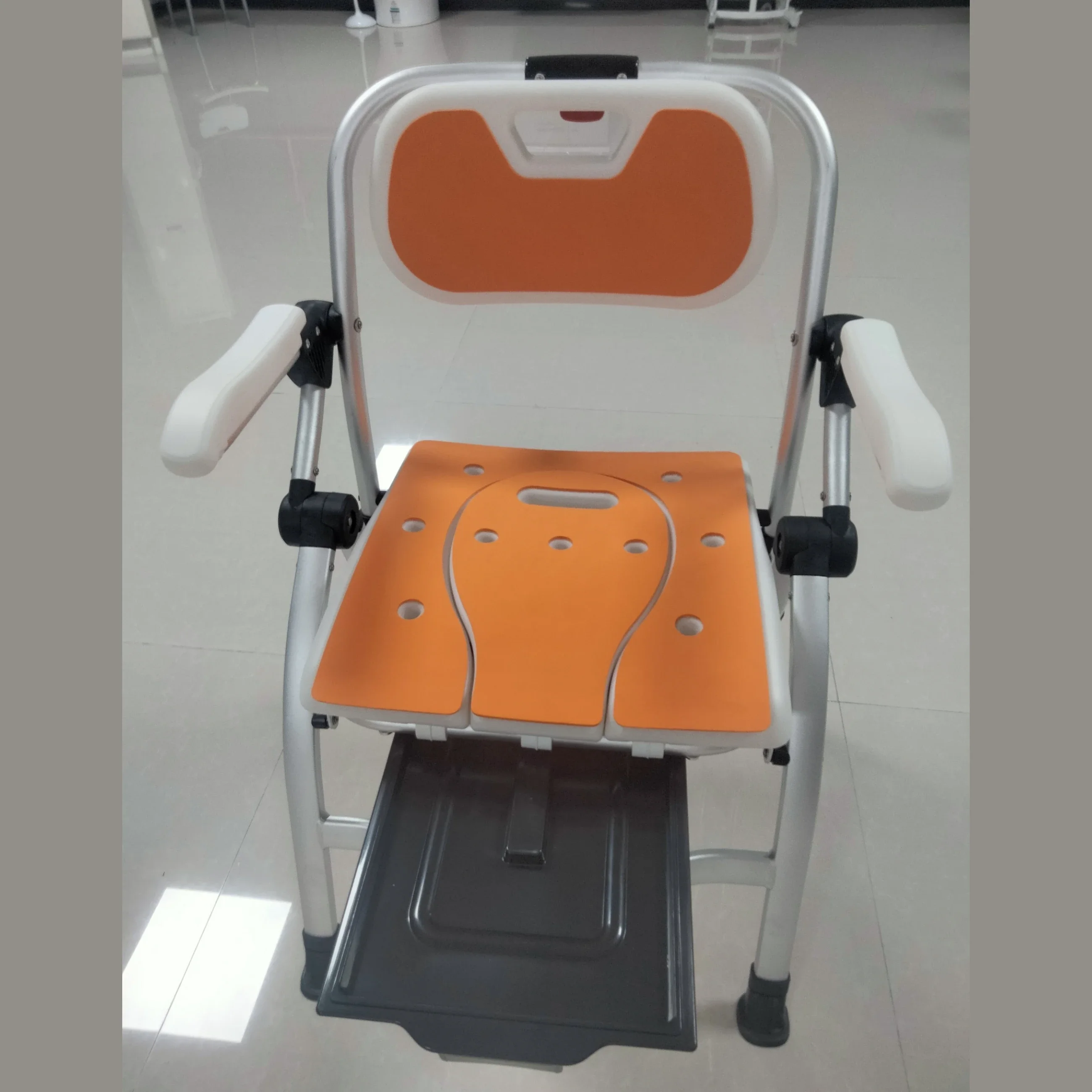 Silla de baño plegable para discapacitados, asiento de ducha ajustable con respaldo y reposabrazos para personas con discapacidad