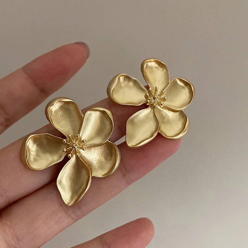 Pendientes Retro de flores de Metal con textura mate de Color dorado para mujeres y niñas, regalos de joyería de fiesta 2024