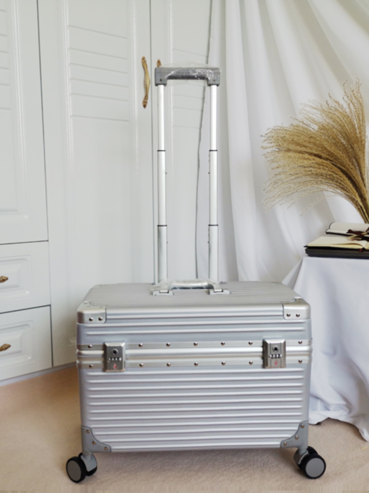 18 インチアルミフレーム荷物ロングスーツケースファッショナブルなトラベルバッグプルロッドフリップカバーホイール付きエアトラベル写真撮影