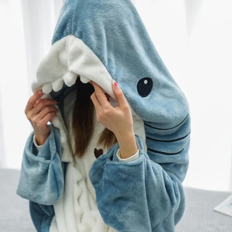 Tragbare Hai-Decken für Damen, Flanell-Hoodie-Decken, niedlicher weicher Hai-Pyjama, warmer Schal, kariertes Kleid, bequemer Bademantel, Homewear