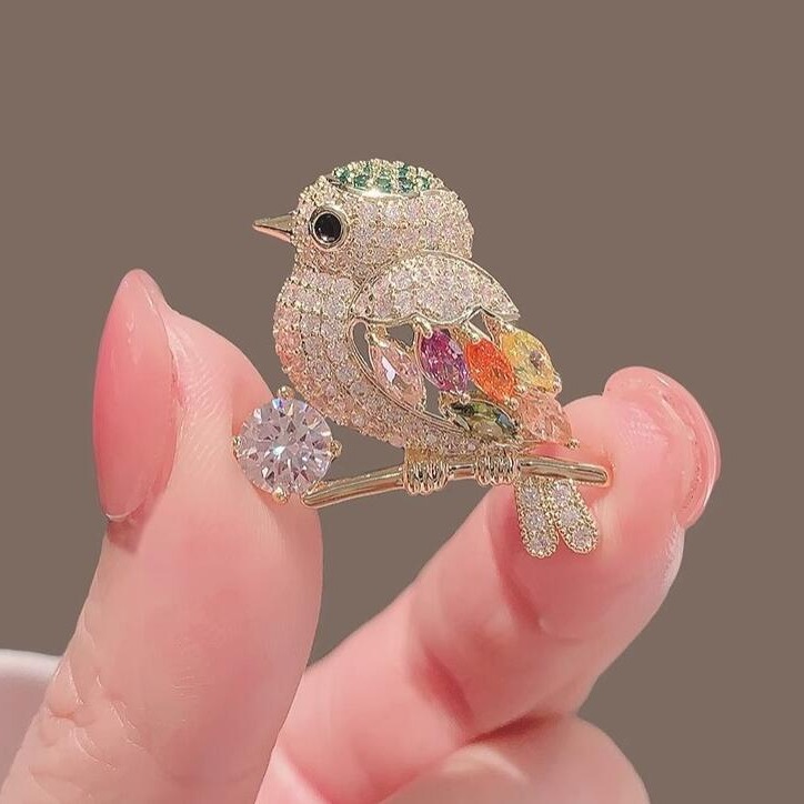 Magpie bird brooch high-end Japanese cute anti glare high-end feeling personalized suit color brooch chest flower accessory