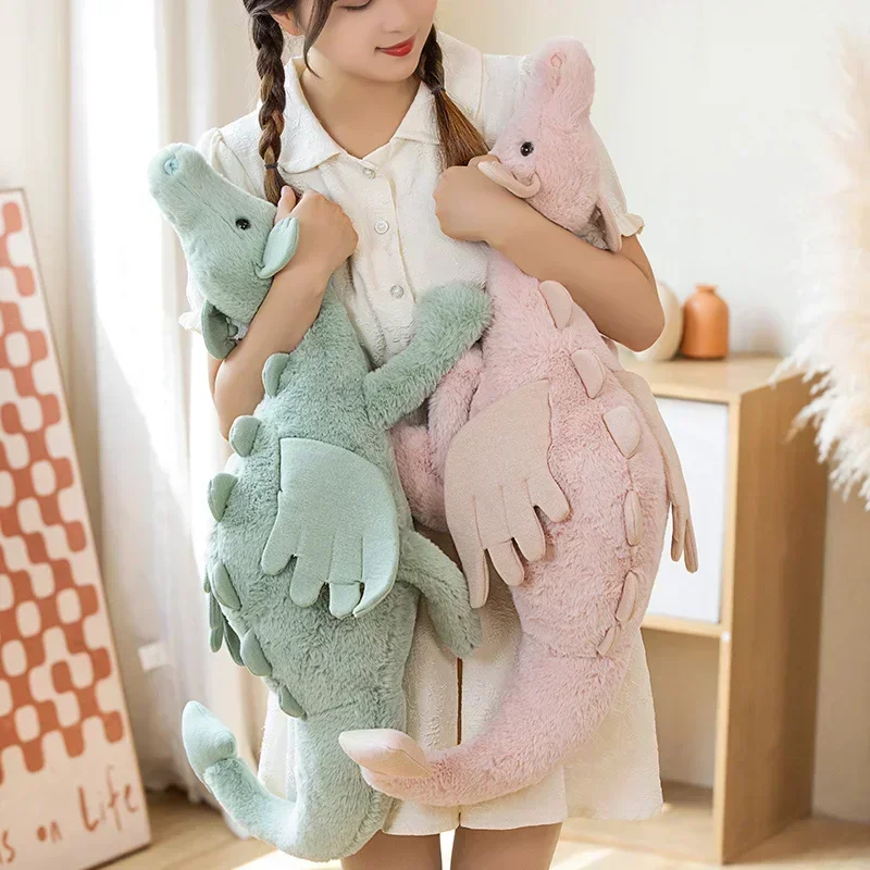 New Dragon Plush ของเล่นตุ๊กตาไดโนเสาร์ปีกบินสีขาวสีชมพูสีเขียวสีฟ้ามังกร PLushies ตุ๊กตาของขวัญวันเกิดสําหรับ Boy