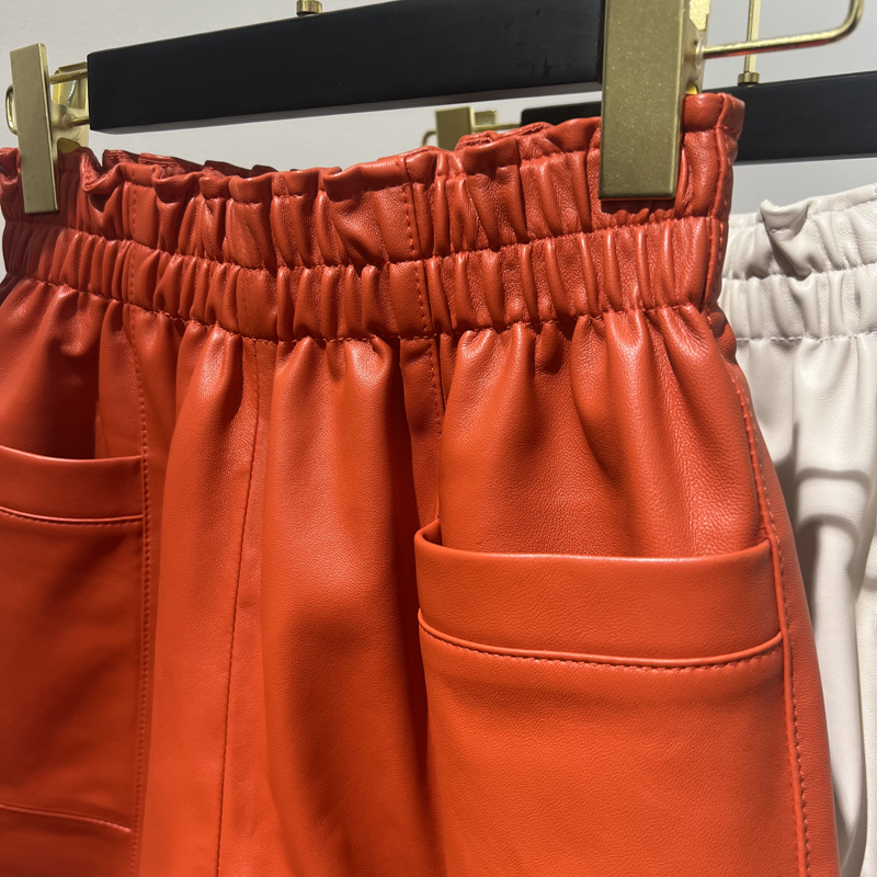 Frauen Kleidung 2024, Mode Feminino Echtes Leder Weiß Casual Shorts Mujer Große Taschen Elastische Taille Sexy Mini Booty Hosen