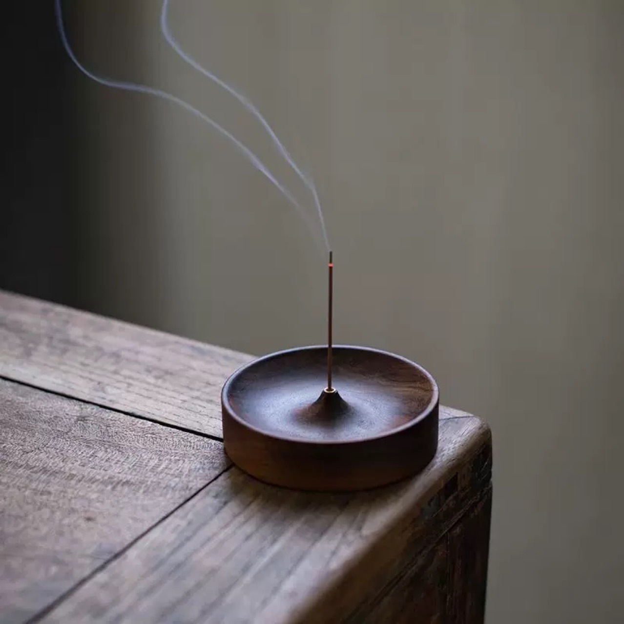 Palo de incienso de madera maciza de nogal negro de América del Norte, quemador de incienso redondo hecho a mano para ceremonia del té, soporte de bandeja de madera de agar