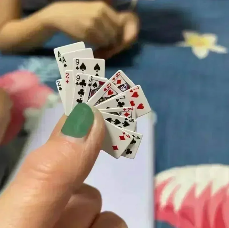 Bonito mini jogo de pôquer mini casa portátil jogando cartas boneca acessórios decoração para casa pequena festa jogo de tabuleiro cartas de pôquer jogos