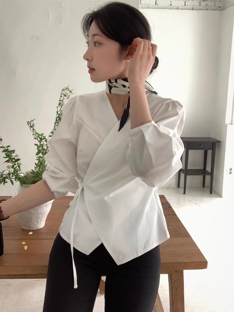 シックな V ネック長袖非対称シャツ女性のファッションデザインノットウエストルーズフィット韓国スタイル通勤秋 2024