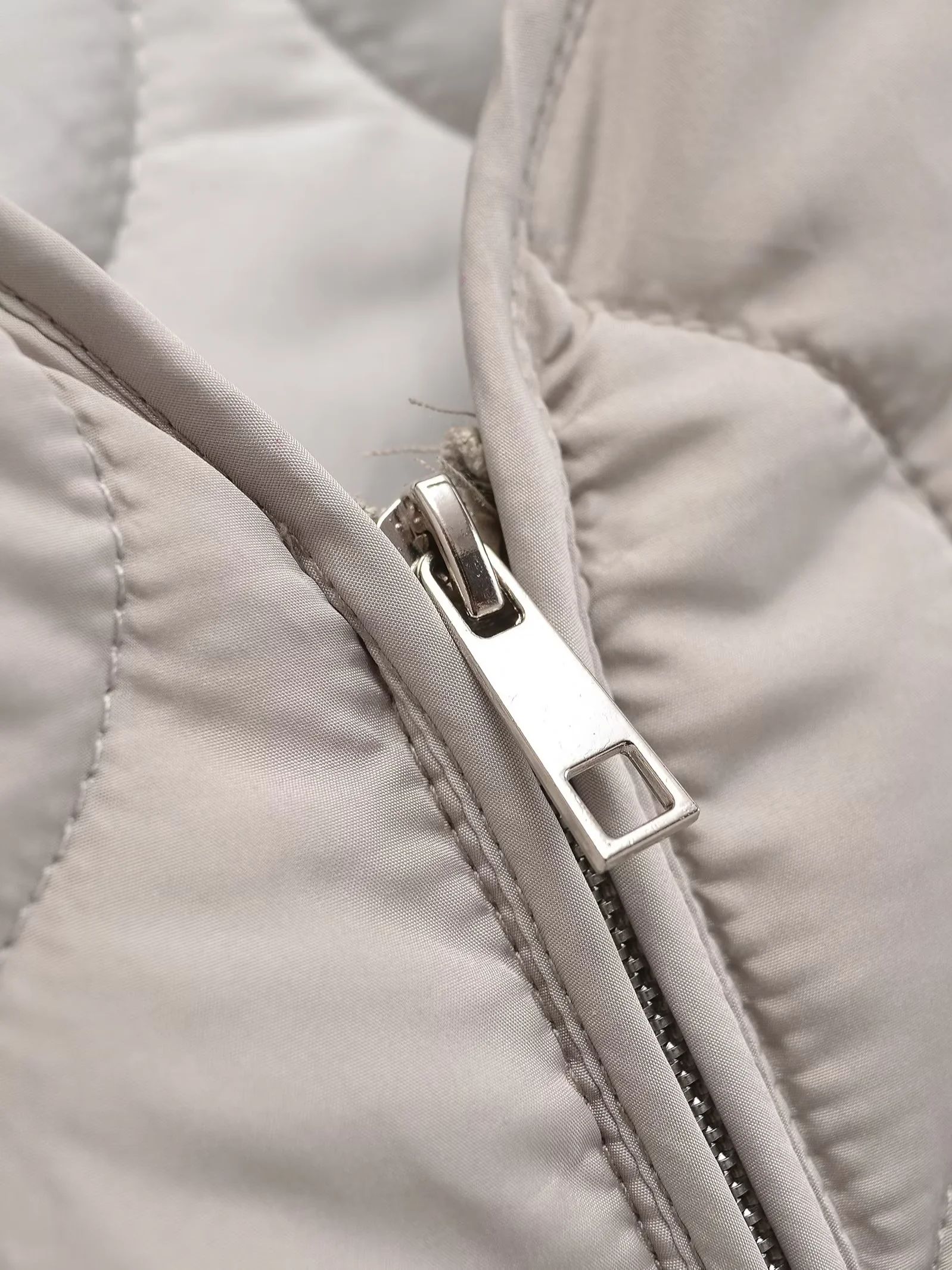 Xnwmnz เสื้อแจ็คเก็ตบุนวมสำหรับแฟชั่นของผู้หญิงฤดูใบไม้ร่วง/ฤดูหนาว2024คอกลมย้อนยุคสำหรับผู้หญิงซิปเสื้อแขนยาวเสื้อโค้ทผ้านวมอเนกประสงค์สำหรับผู้หญิง