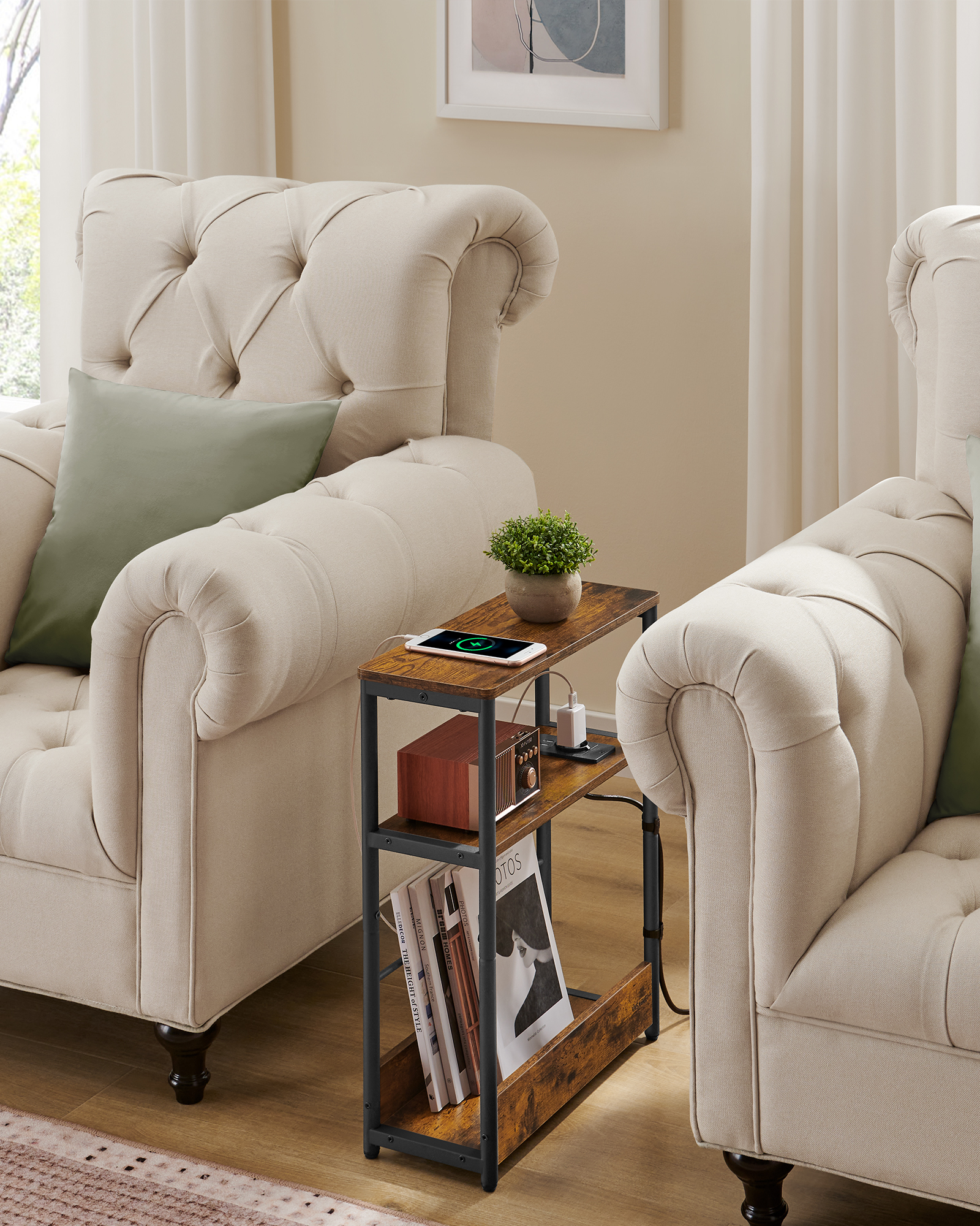 VASAGLE Beistelltisch, schmal, Nachttisch mit Ladefunktion, 3 Ablagen, Zeitschriftenhalter