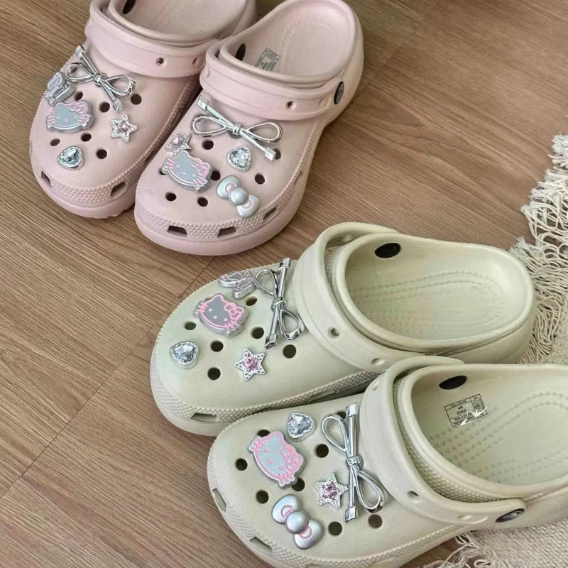 MINISO Hello Kitty Juego de dijes para zapatos plateados, lindas decoraciones de plástico de dibujos animados para zuecos y sandalias, regalo perfecto para niño y niña
