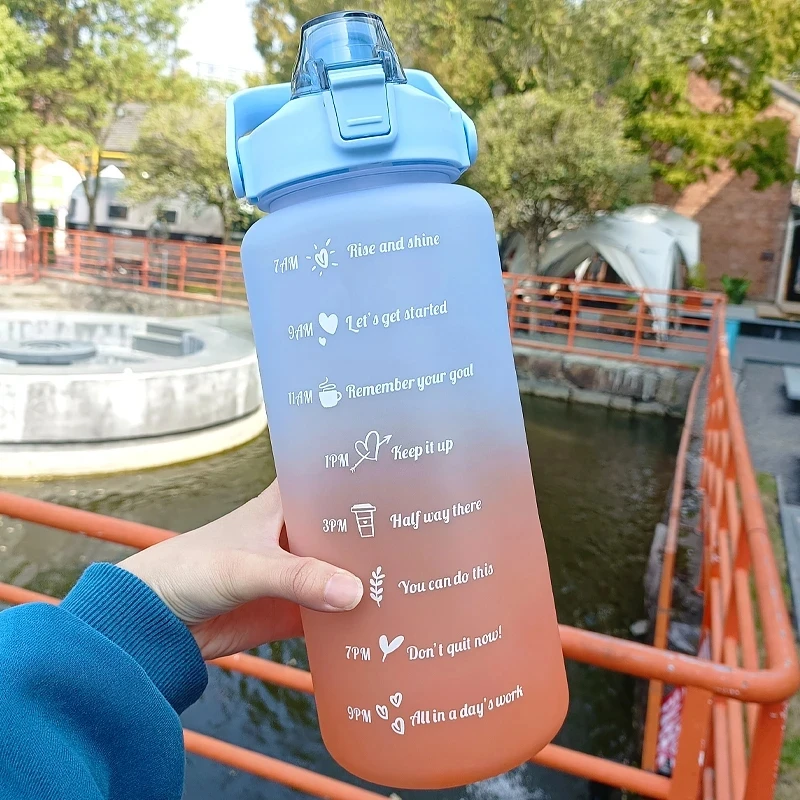 2L ขวดน้ำสำหรับกีฬากลางแจ้งความจุขนาดใหญ่ถ้วยพลาสติกที่สร้างสรรค์กระเด้งกลางแจ้งกระบอกน้ำกันรั่วพร้อมตัวบอกเวลา
