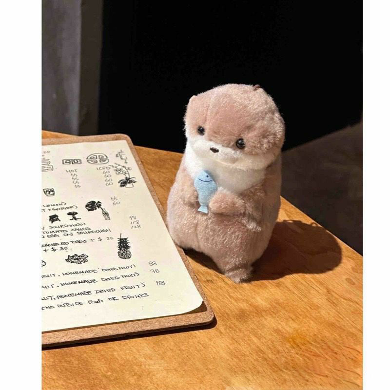 Bonito pequena lontra abraço peixe boneca de pelúcia pingente presente bonito menina coração chaveiro pingente presente criativo