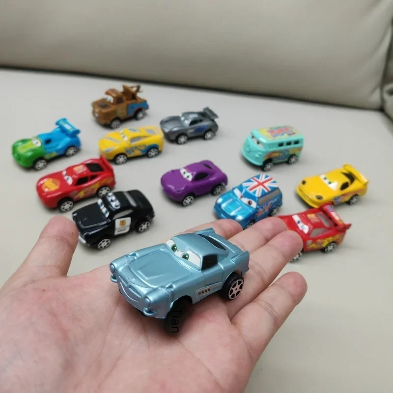新しい 12 個ディズニーピクサーカーズバックフォースライトニングマックィーンジャクソン 6 センチメートルストームメーターモデルカー付属おもちゃ子供の誕生日プレゼント
