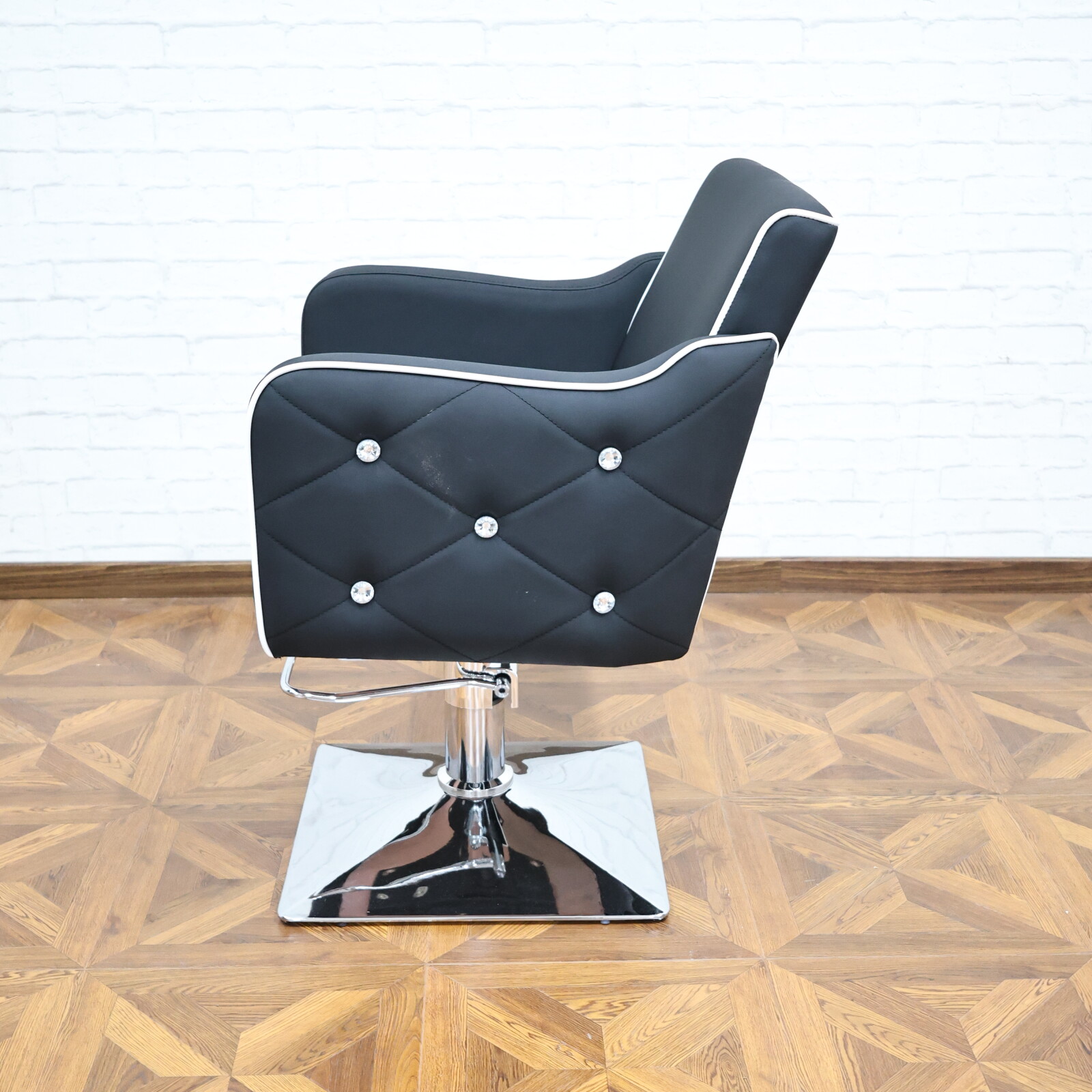 เก้าอี้ตัดผมร้านตัดผม, 360 °   เก้าอี้ไฮดรอลิกหมุนได้ สีดำ ดีไซน์ใหม่ เฟอร์นิเจอร์ร้านทำผมแบบปรับแต่งได้ ขายส่ง