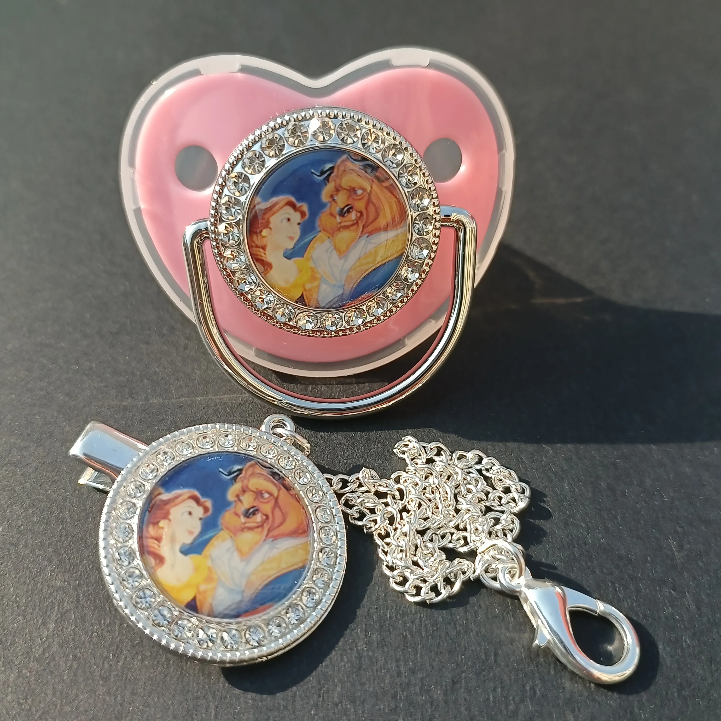 Bán Bling Núm Vú Và Kẹp Dây Chuyền Cho Bé Tặng BPA Silicone Cho Em Bé Cho Em Bé Mickey Chuột vua Sư Tử