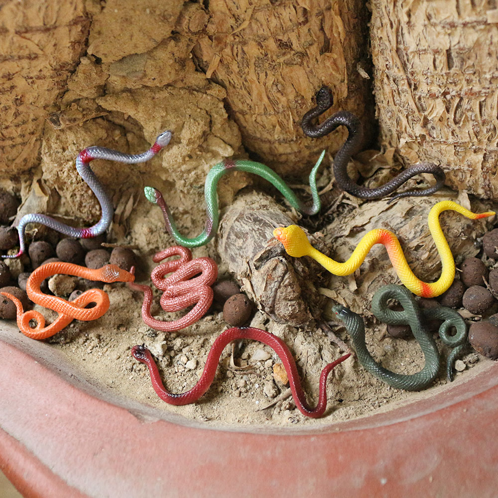 12 mini serpents de forêt tropicale en plastique, faux jouets serpents réalistes et colorés. Décoration préférée de la fête d'Halloween, jouets de farces