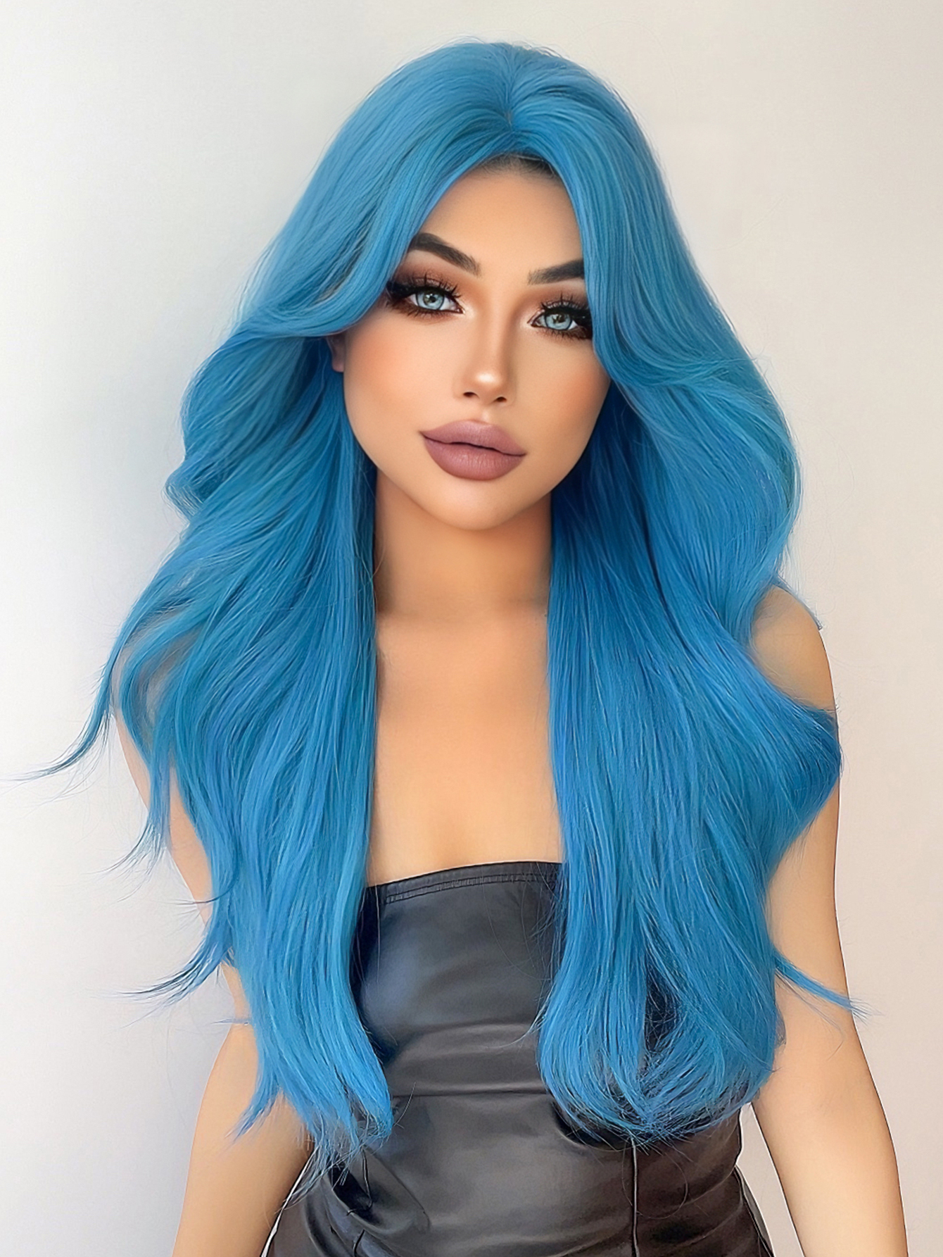 28 นิ้วสีฟ้าวิกผมสังเคราะห์กลางยาววิกผมหยักธรรมชาติสําหรับผู้หญิงคอสเพลย์ลาก Queen Party ทนความร้อน