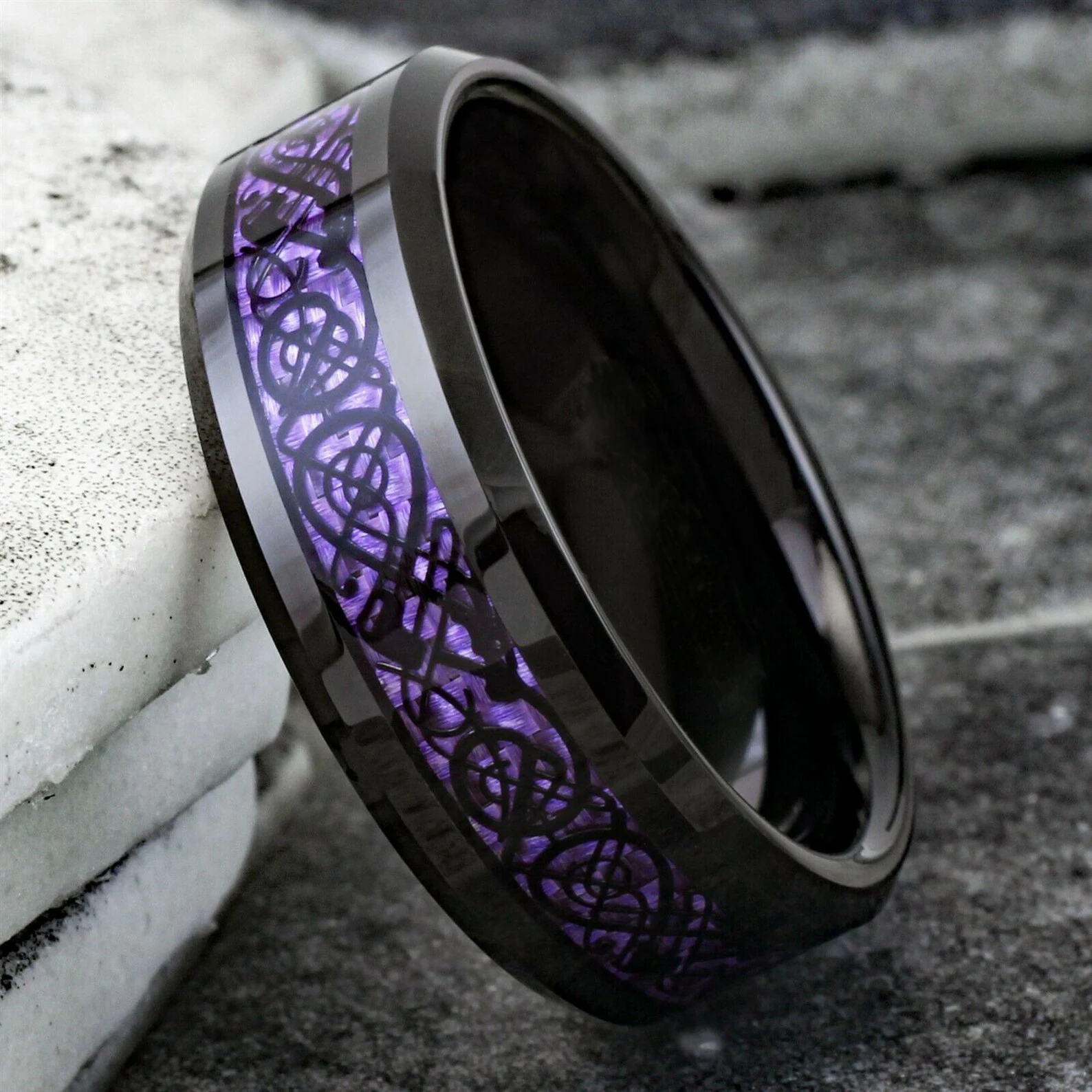 2023 แฟชั่นผู้ชายสแตนเลสแหวนมังกร Inlay สีม่วงสีดําคาร์บอนไฟเบอร์แหวนเครื่องประดับ 8 มม