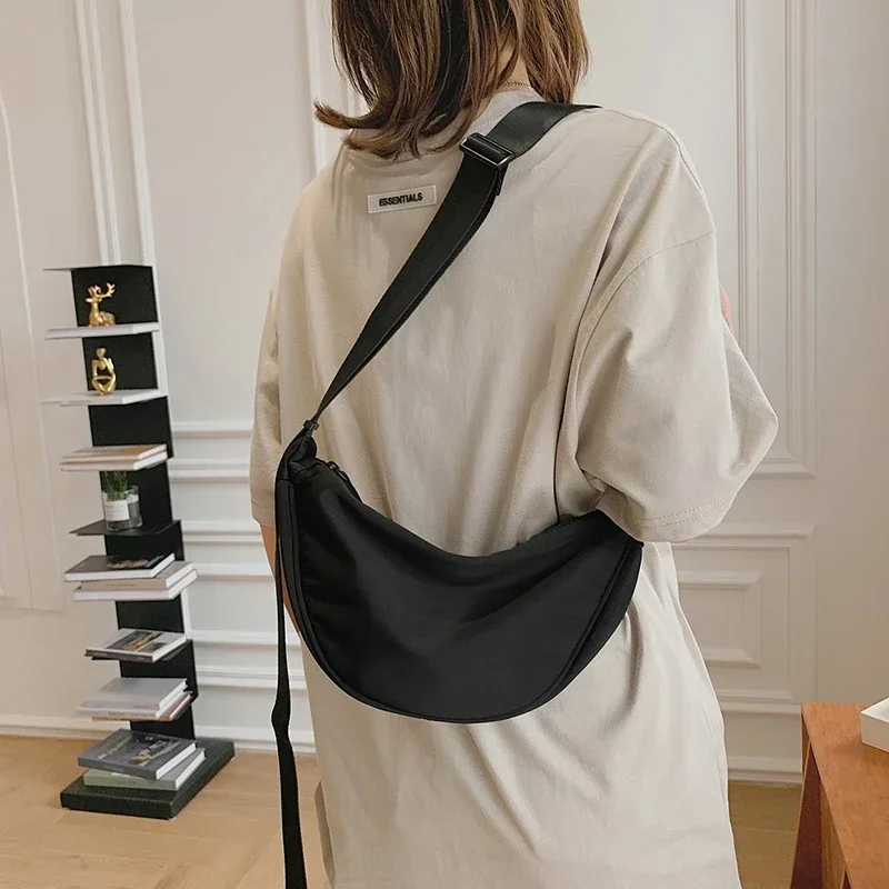 แฟชั่นผู้หญิงไหล่กระเป๋าไนลอนสีทึบ Dumpling Messenger กระเป๋า 2024 ใหม่อินเทรนด์น้ําหนักเบาขนาดใหญ่ความจุ Underarm Bag