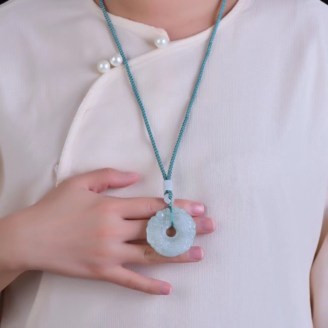 จี้หยก Tianshan ธรรมชาติน้ำแข็งสีเขียวสร้อยคอจี้หินผู้ชายผู้หญิงมงคลเครื่องประดับเครื่องรางมังกรเสน่ห์เครื่องประดับ