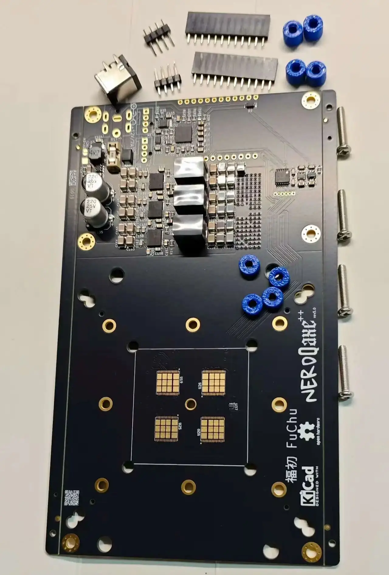 A placa-mãe Nerdqaxe++ não inclui Lilygo