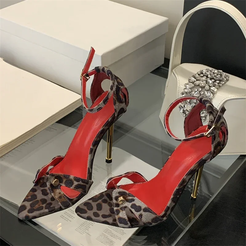 Sepatu Wanita Sandal Hak Tinggi Modis Gaya Jalanan Sandal Ujung Lancip Berpaku untuk Wanita Musim Panas Tali Gesper Hak Tinggi Sandalias