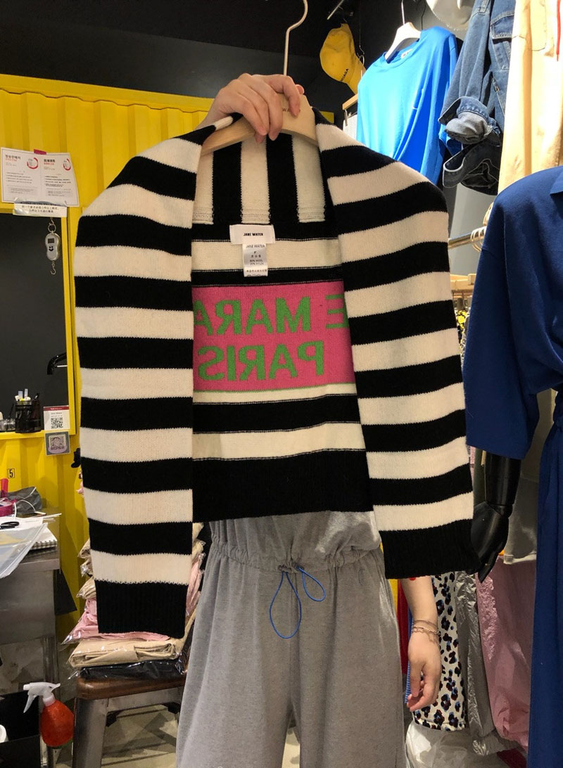 ファッショナブルなニットカラーブロックスカーフショルダーラップ女性の上着甘いトップトレンディな綿生地レギュラー丈春 2024